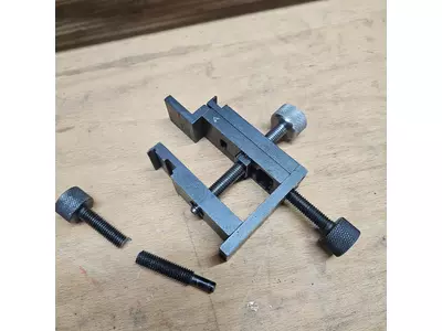 Rändelschraube mit Passungssitz als Ersatzteil